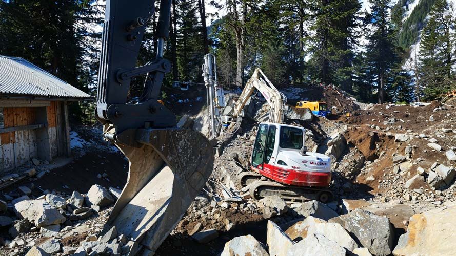 Baustelle vor dem Gepatschhaus mit Bagger und Geroell