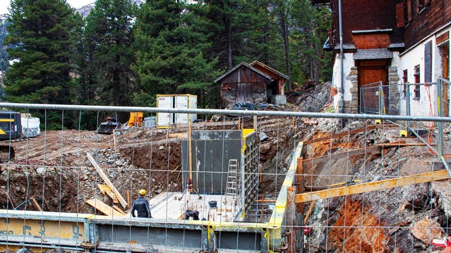 Baustelle vor dem Gepatschhaus mit Kran und Kelleraushebung