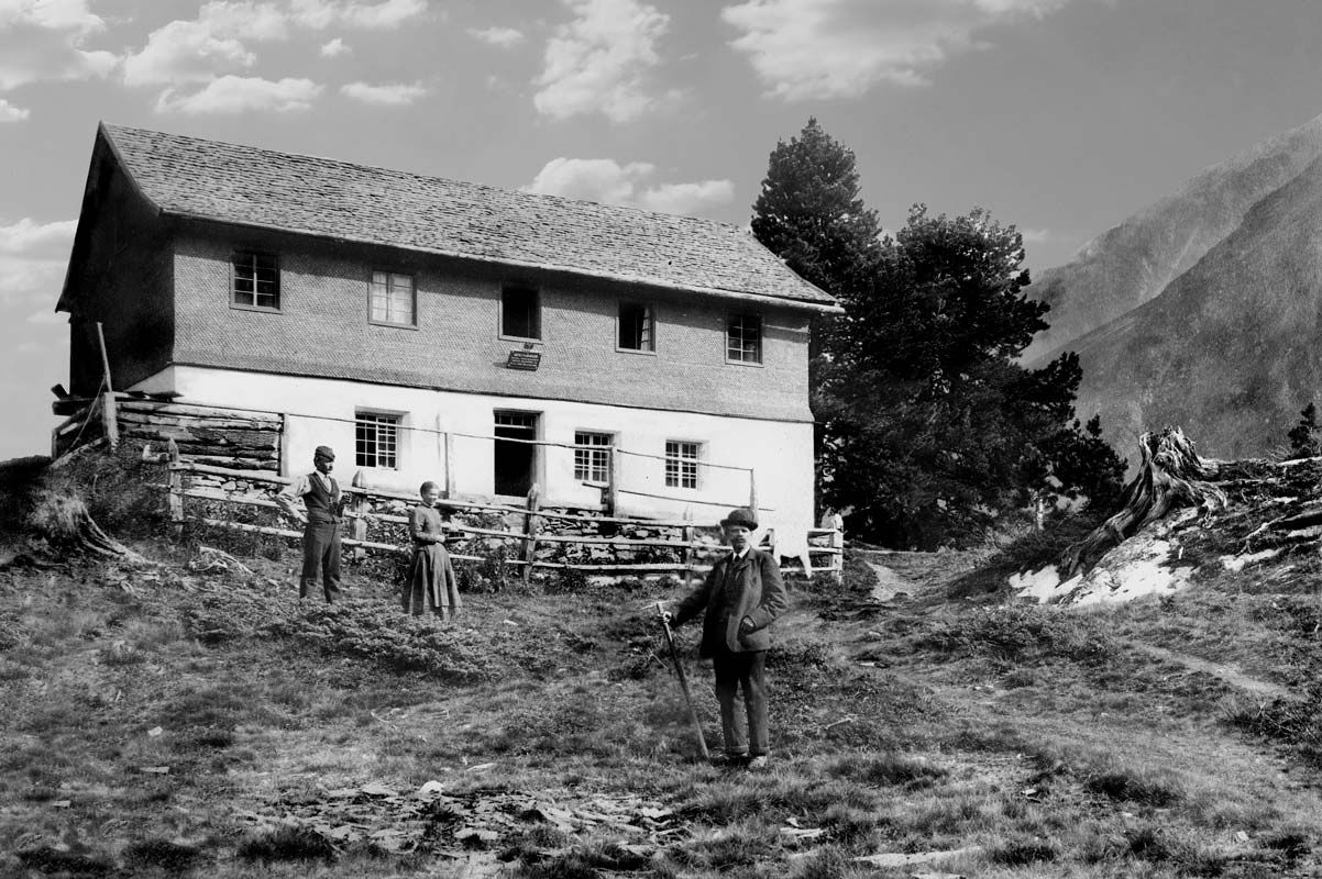 an Historic Photography of hikers standing in front of the Gepatschhaus