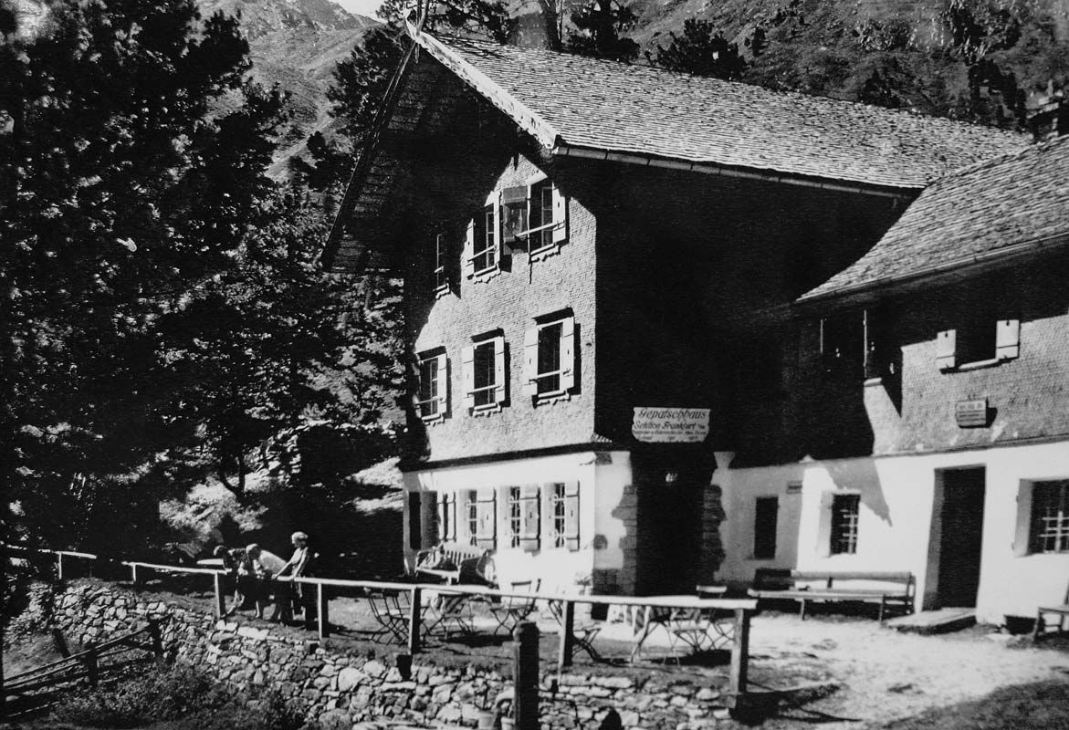 Historisches Bild des Gepatschhauses im Sonnenschein